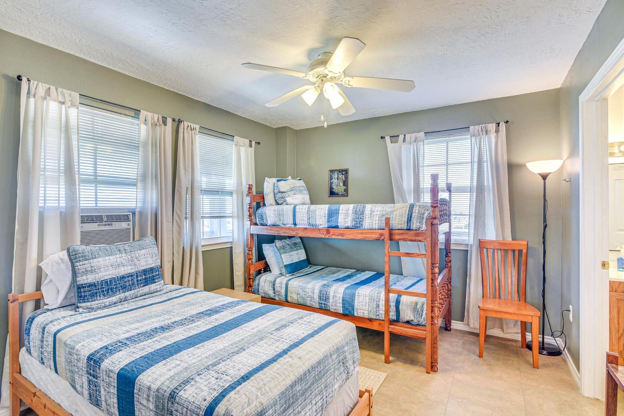 Crystal Beach Home With 2 Grills Walk To Shore! 외부 사진
